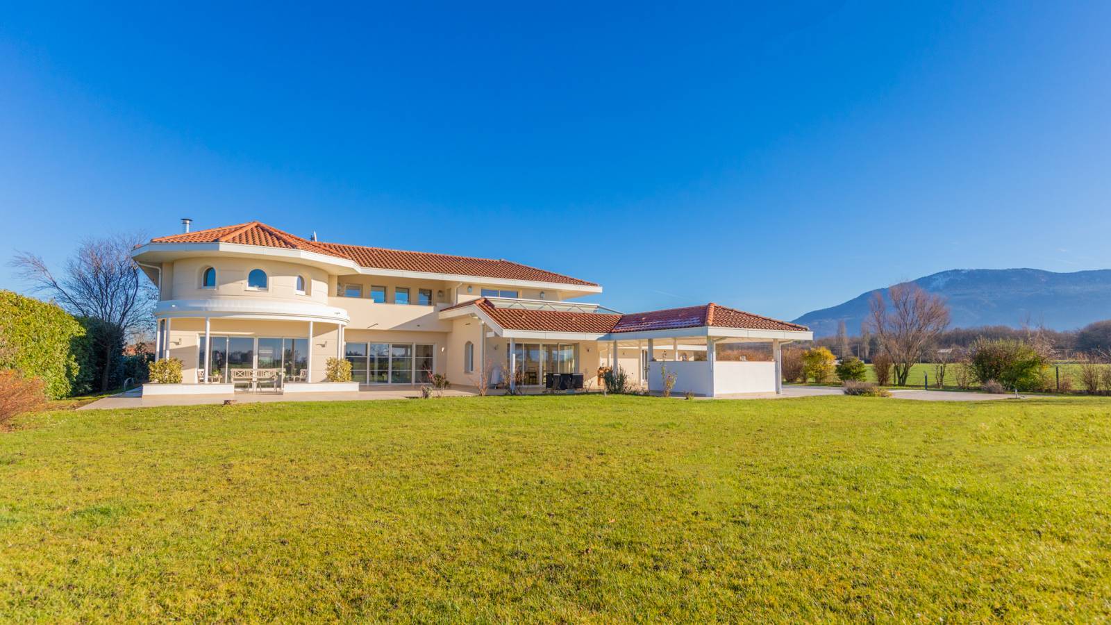 Maison familiale contemporaine avec piscine et vue montagne – Veigy-Foncenex (74140)