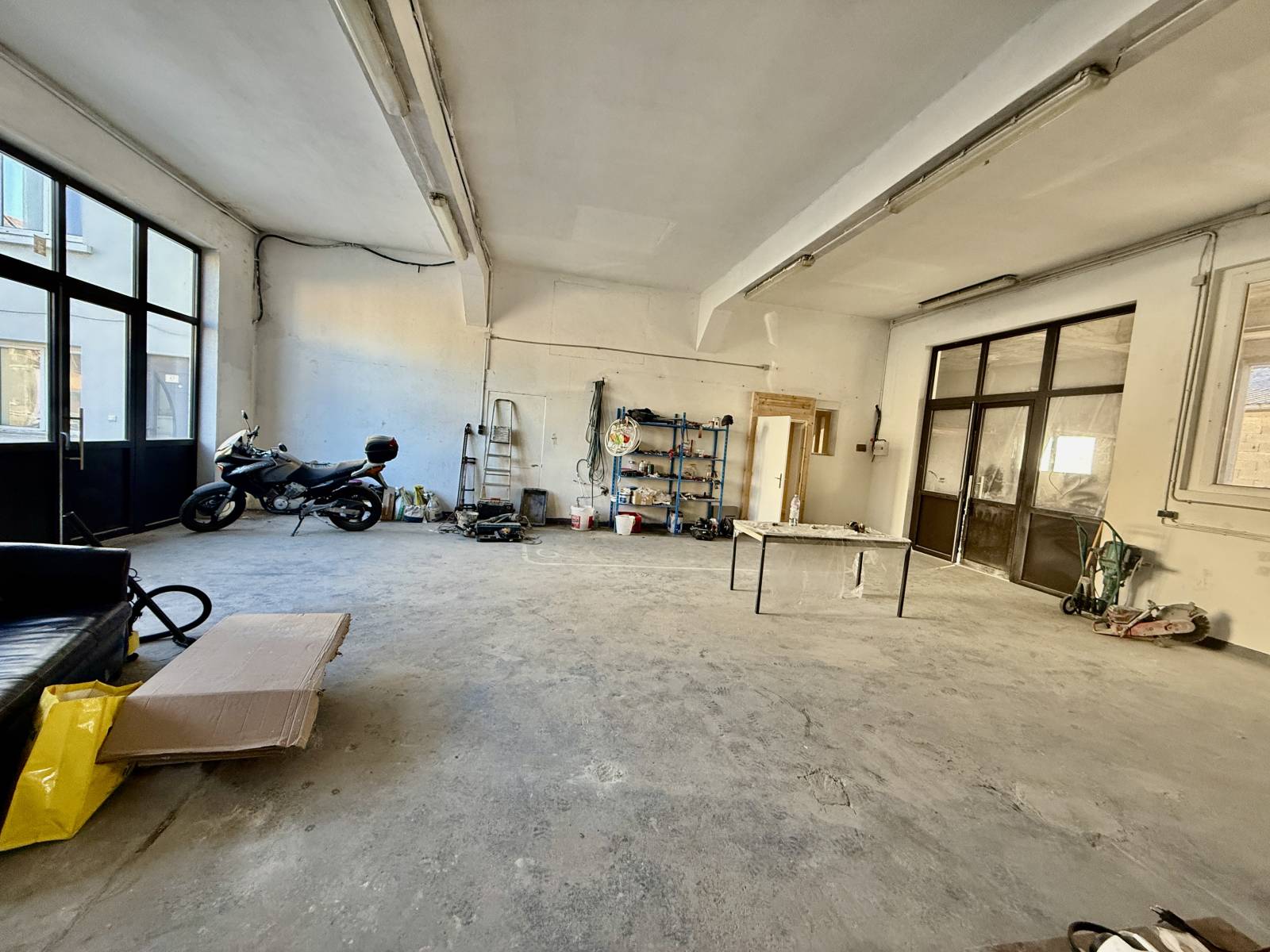 Local commercial en centre ville à Douvaine 74140