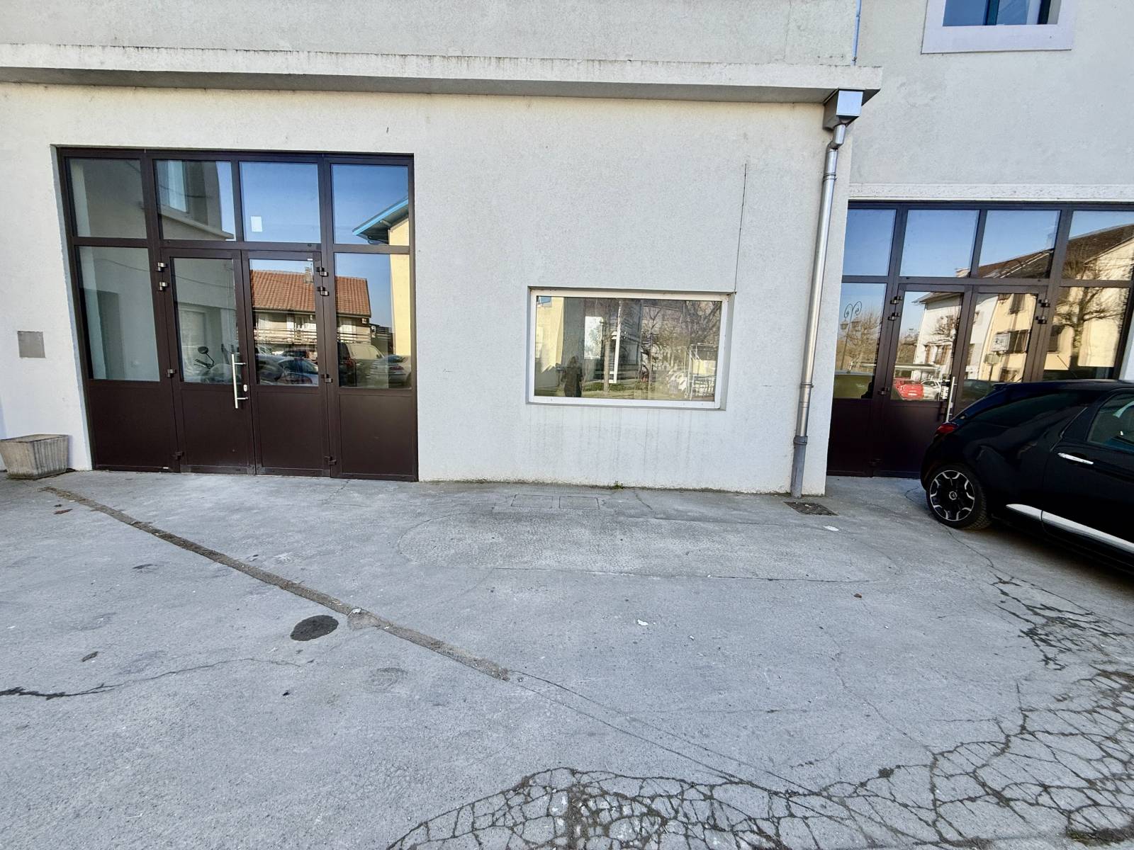 Local commercial en centre ville à Douvaine 74140