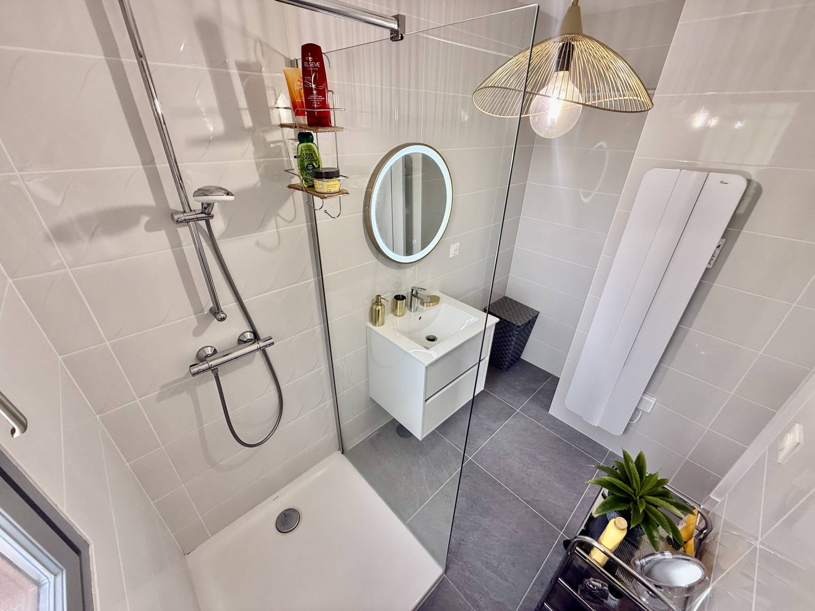 À VENDRE – Maison rénovée 130 m² + véranda, piscine, vue Salève – Lucinges