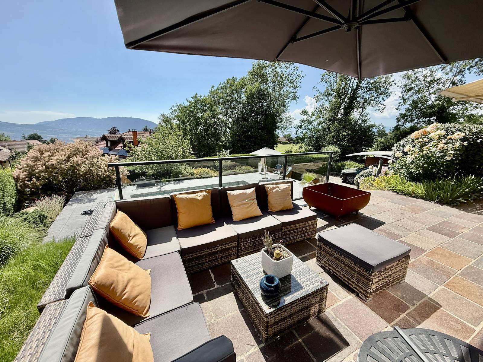 À VENDRE – Maison rénovée 130 m² + véranda, piscine, vue Salève – Lucinges