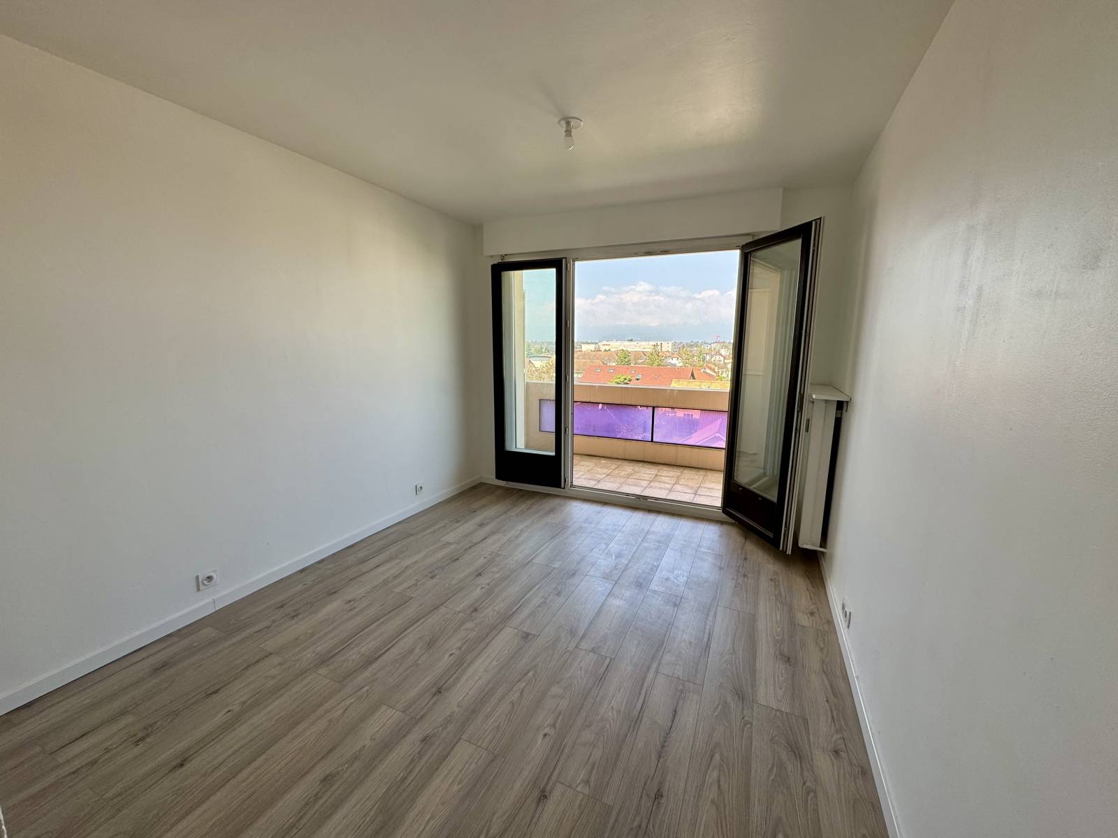 T2 lumineux avec balcon et vue montagnes – Proche Genève