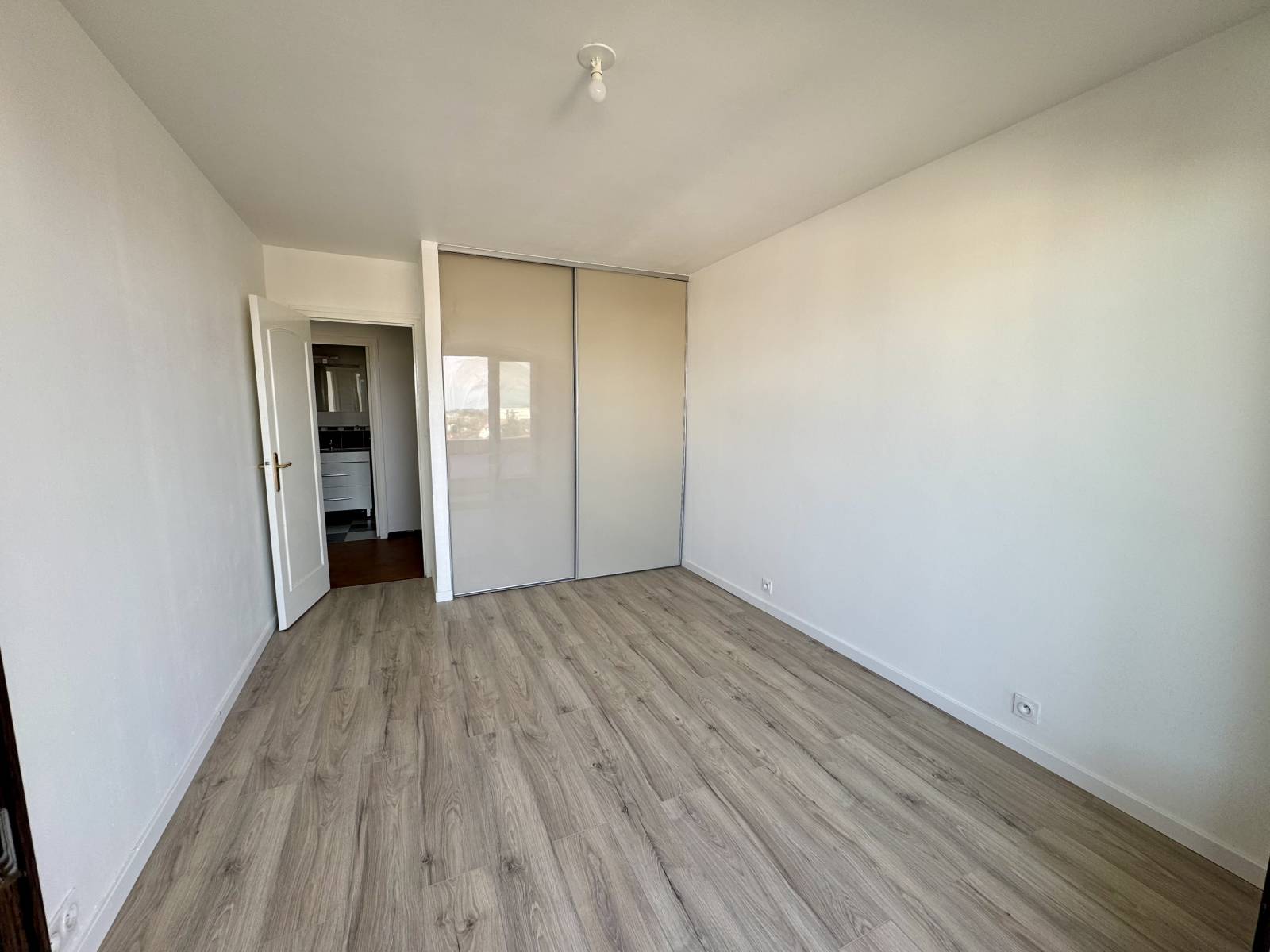 T2 lumineux avec balcon et vue montagnes – Proche Genève