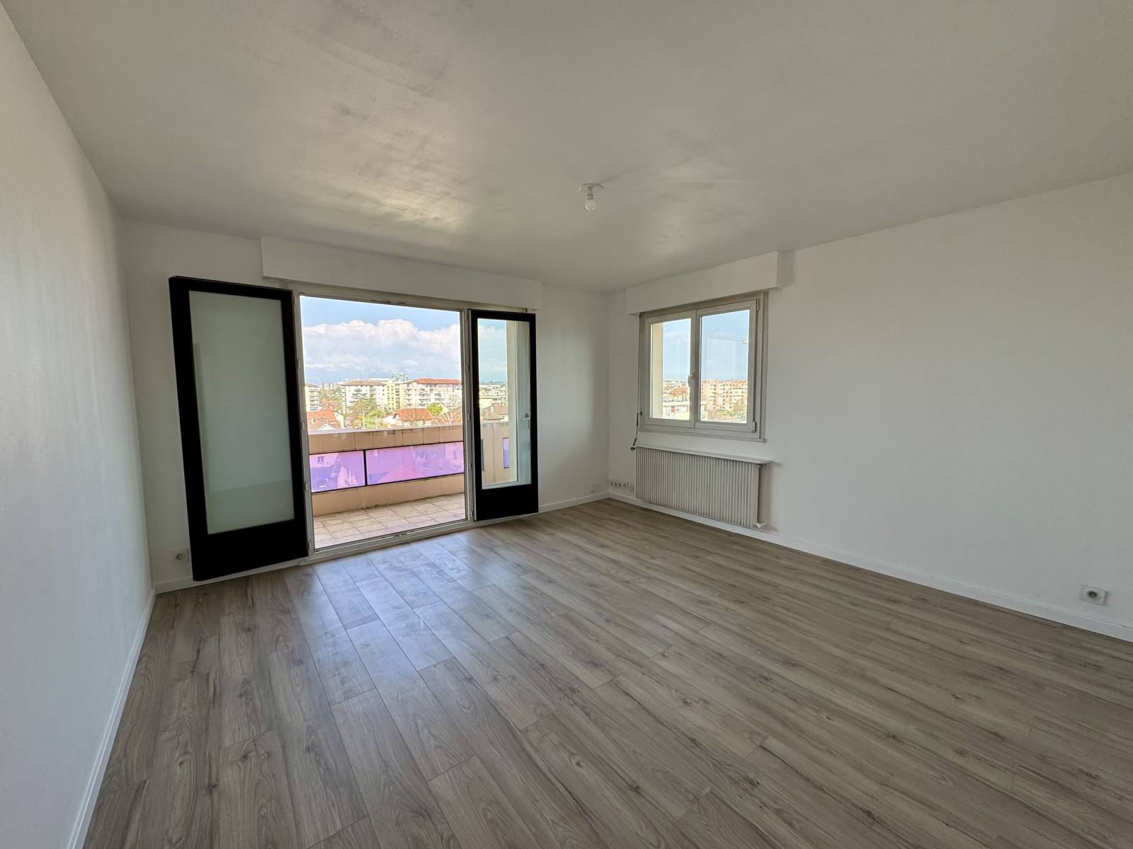 T2 lumineux avec balcon et vue montagnes – Proche Genève