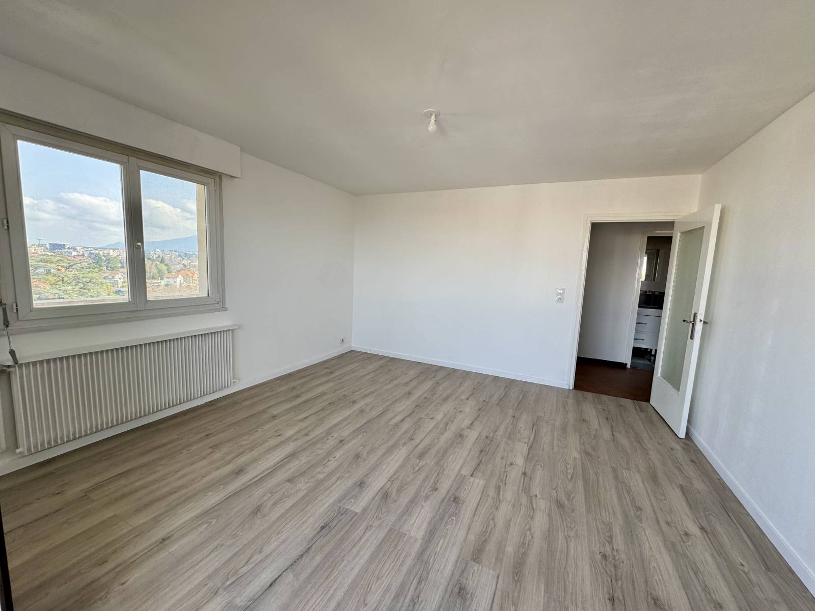 T2 lumineux avec balcon et vue montagnes – Proche Genève