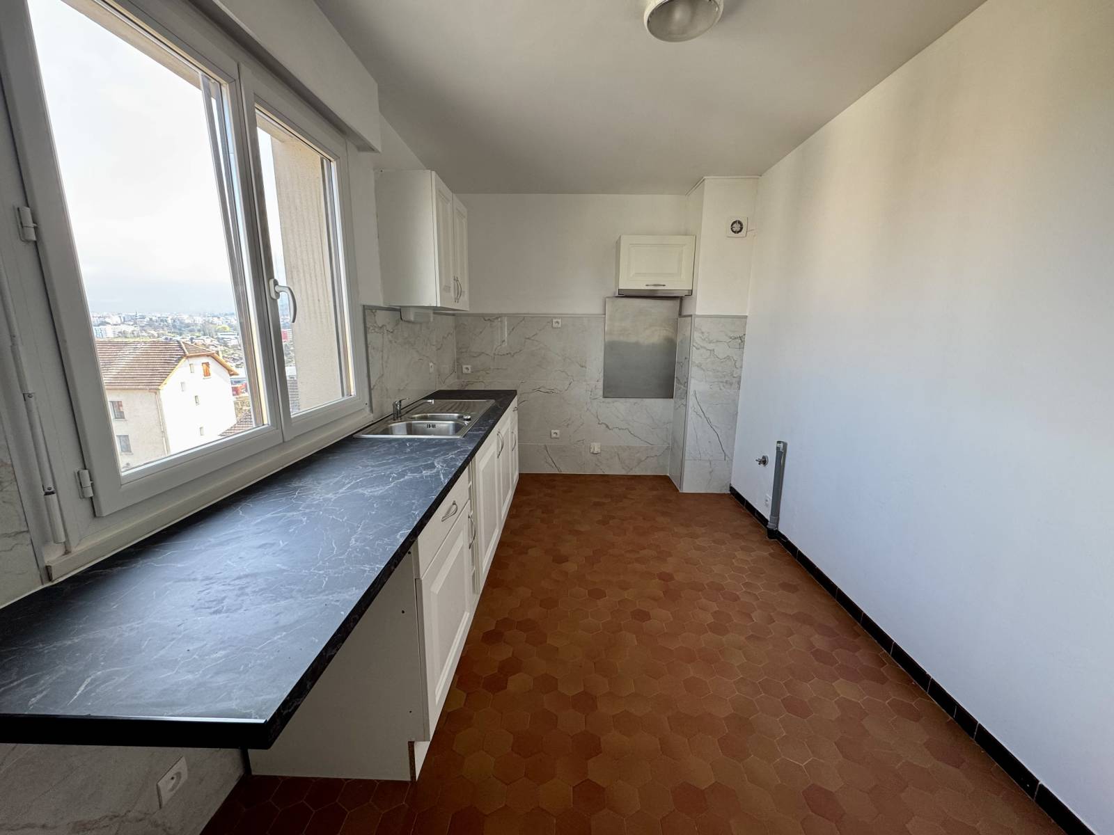 T2 lumineux avec balcon et vue montagnes – Proche Genève