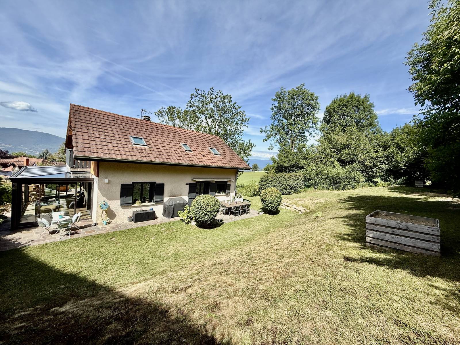 À VENDRE – Maison rénovée 130 m² + véranda, piscine, vue Salève – Lucinges