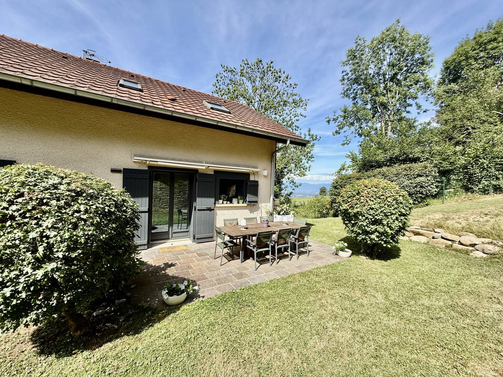 À VENDRE – Maison rénovée 130 m² + véranda, piscine, vue Salève – Lucinges