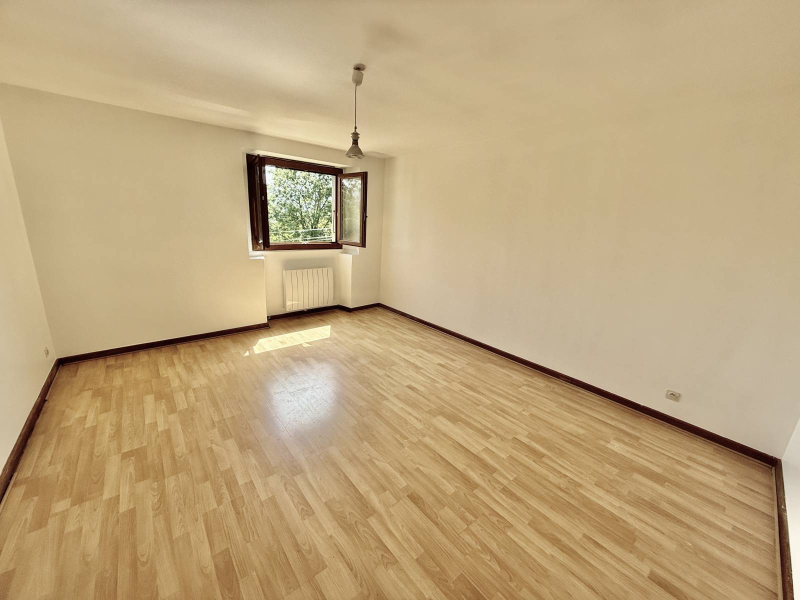 À louer Charmant duplex T4 avec jardin privatif à Burdignin