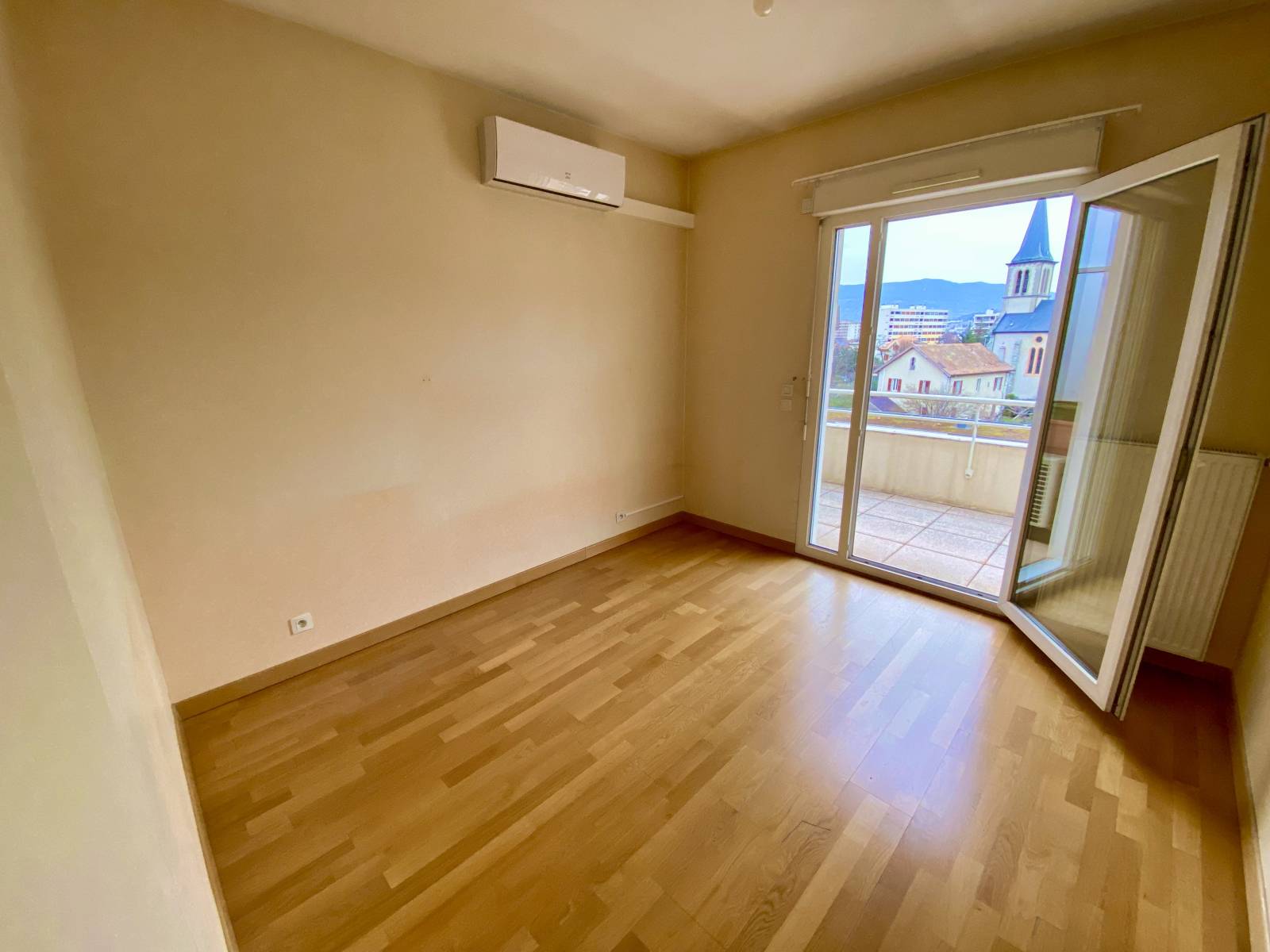 Attique Élégant avec Balcons et Vue Dégagée - Gaillard