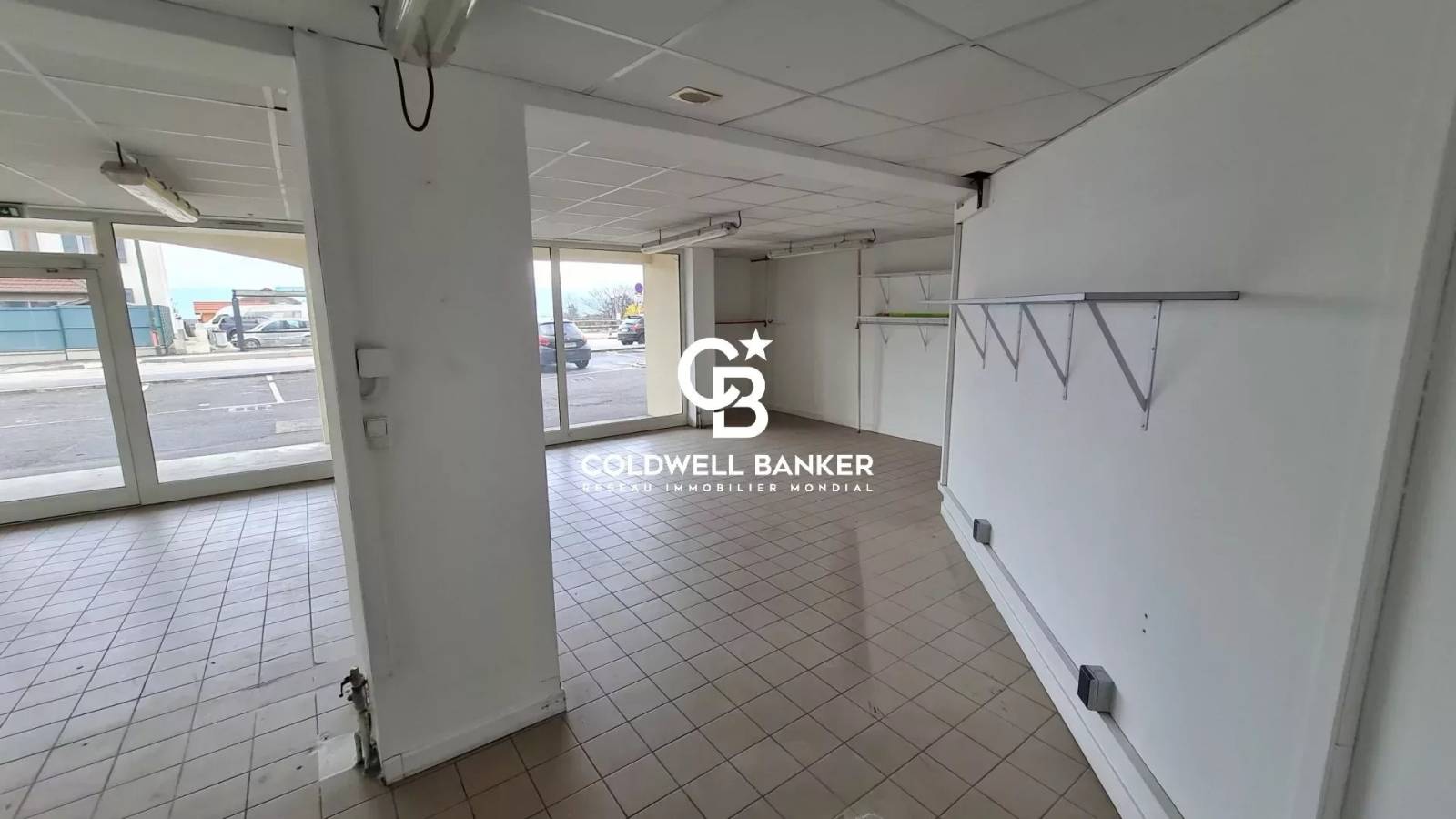 Location d'un local commercial avec grande vitrine - Cergues 74140