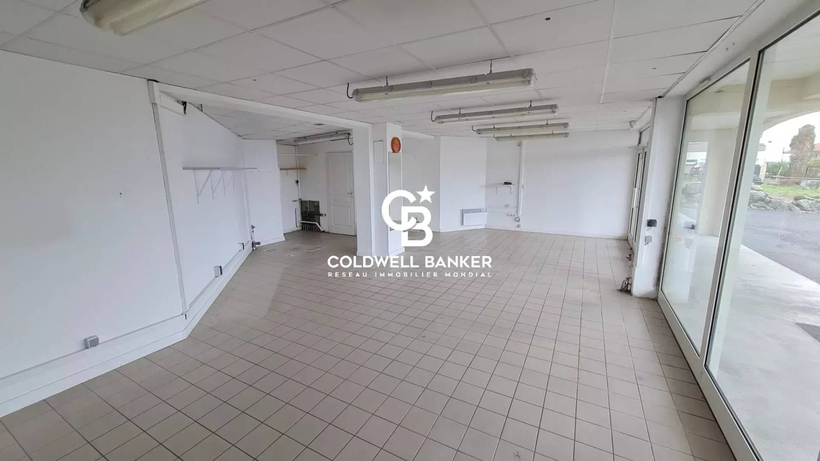 Location d'un local commercial avec grande vitrine - Cergues 74140