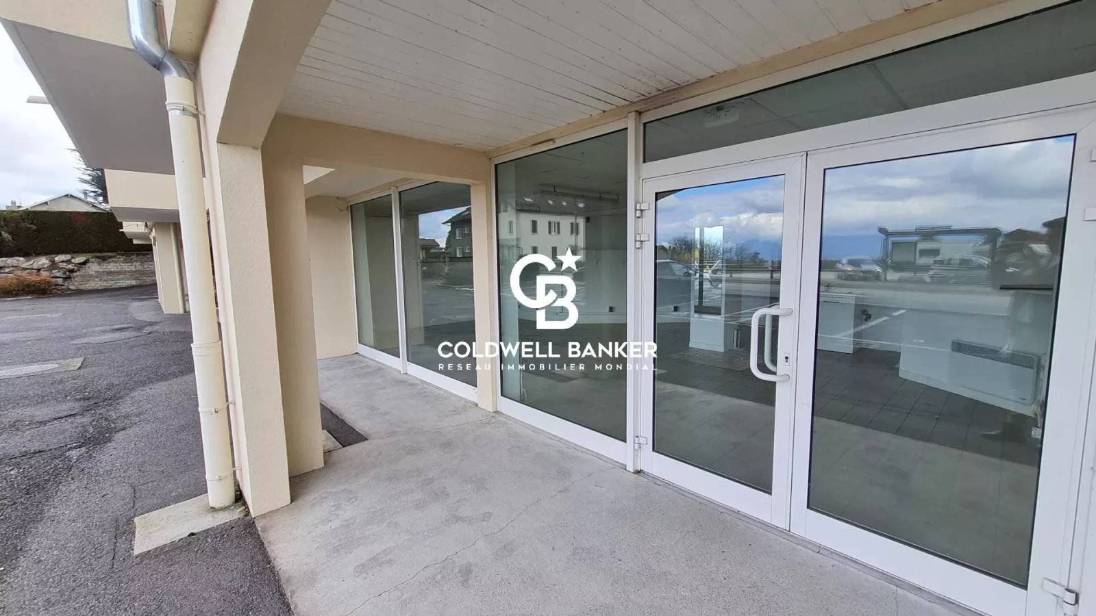 Location d'un local commercial avec grande vitrine - Cergues 74140