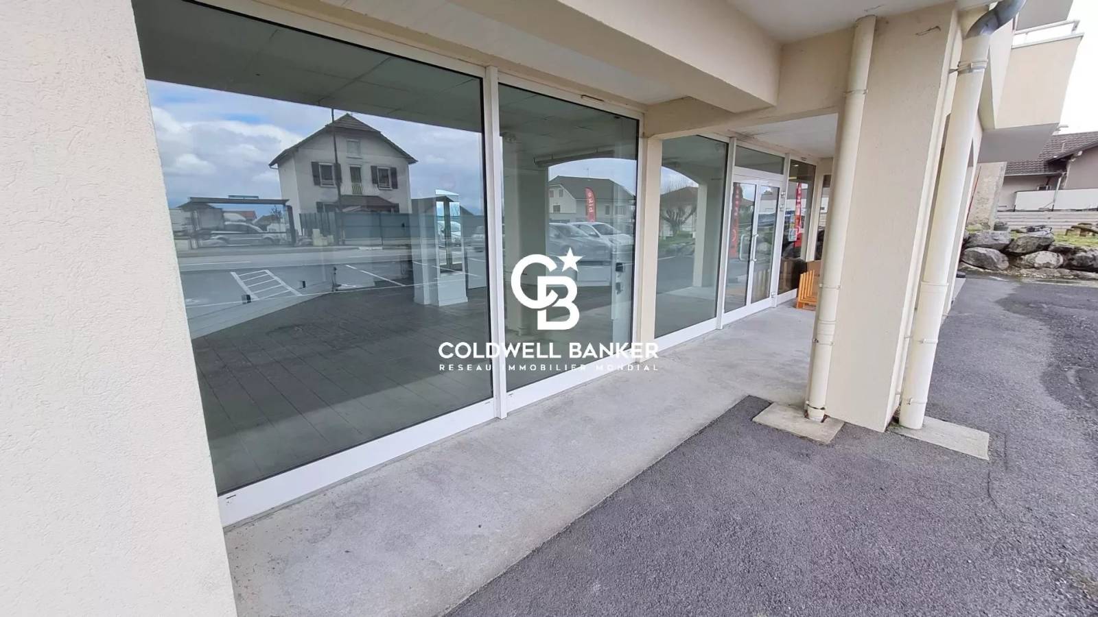 Location d'un local commercial avec grande vitrine - Cergues 74140