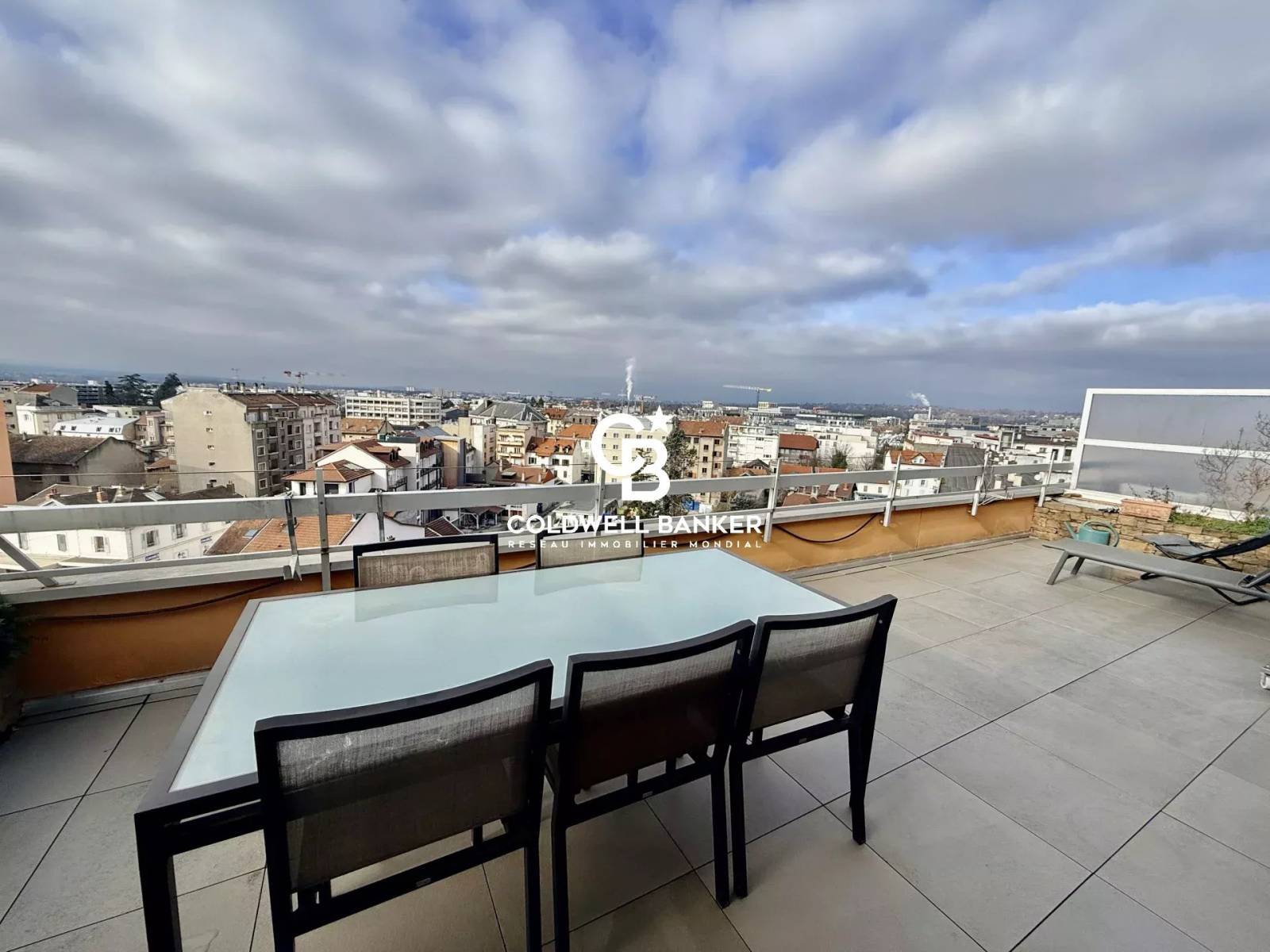 Grand T2 au dernier étage au centre d'Annemasse