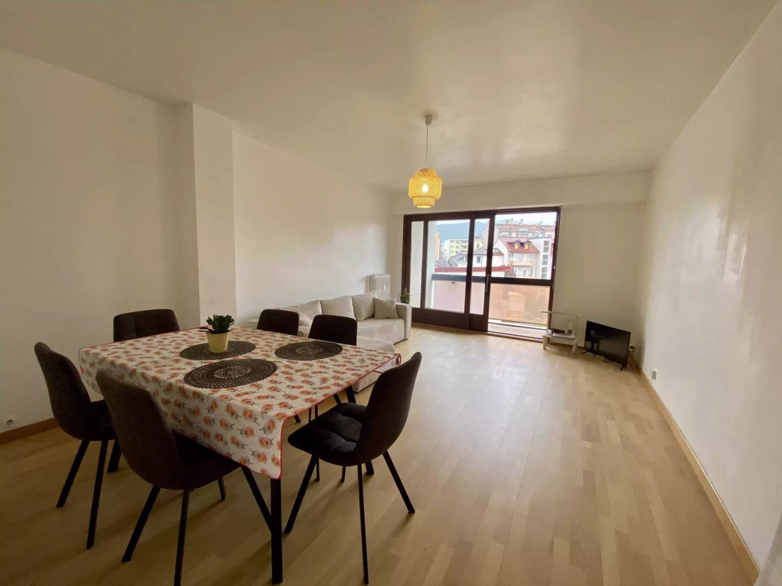 Appartement familial lumineux avec terrasse cave et parking – Centre d’Annemasse