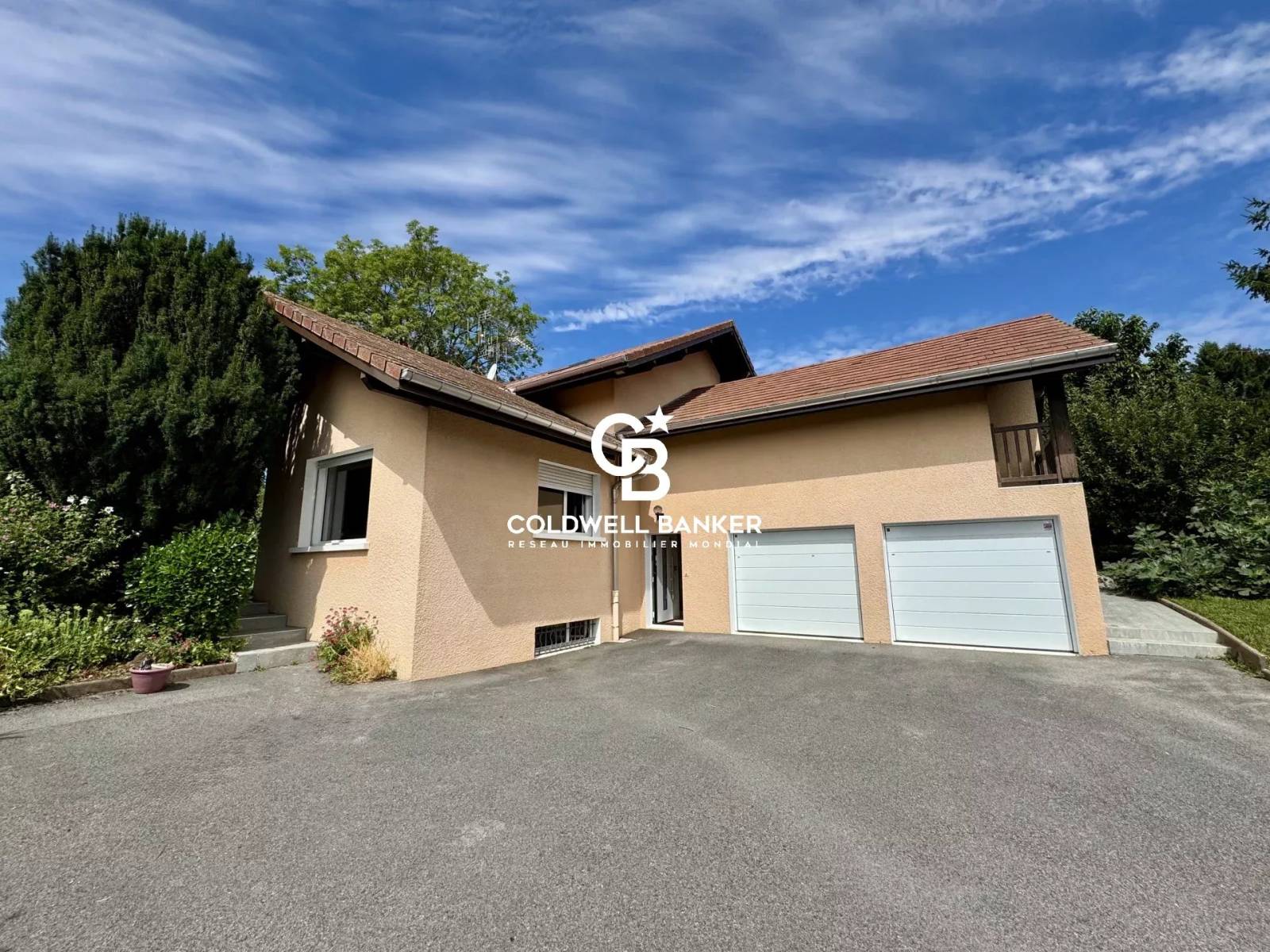 À Vendre:  Maison familiale à vendre de 169 m² avec jacuzzi, jardin arboré et 5 chambres – Vue dégagée à Cranves Sales 74380