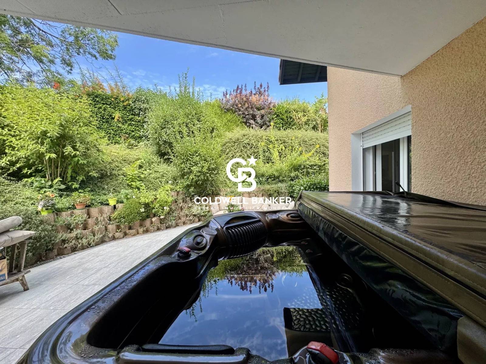 À Vendre:  Maison familiale à vendre de 169 m² avec jacuzzi, jardin arboré et 5 chambres – Vue dégagée à Cranves Sales 74380