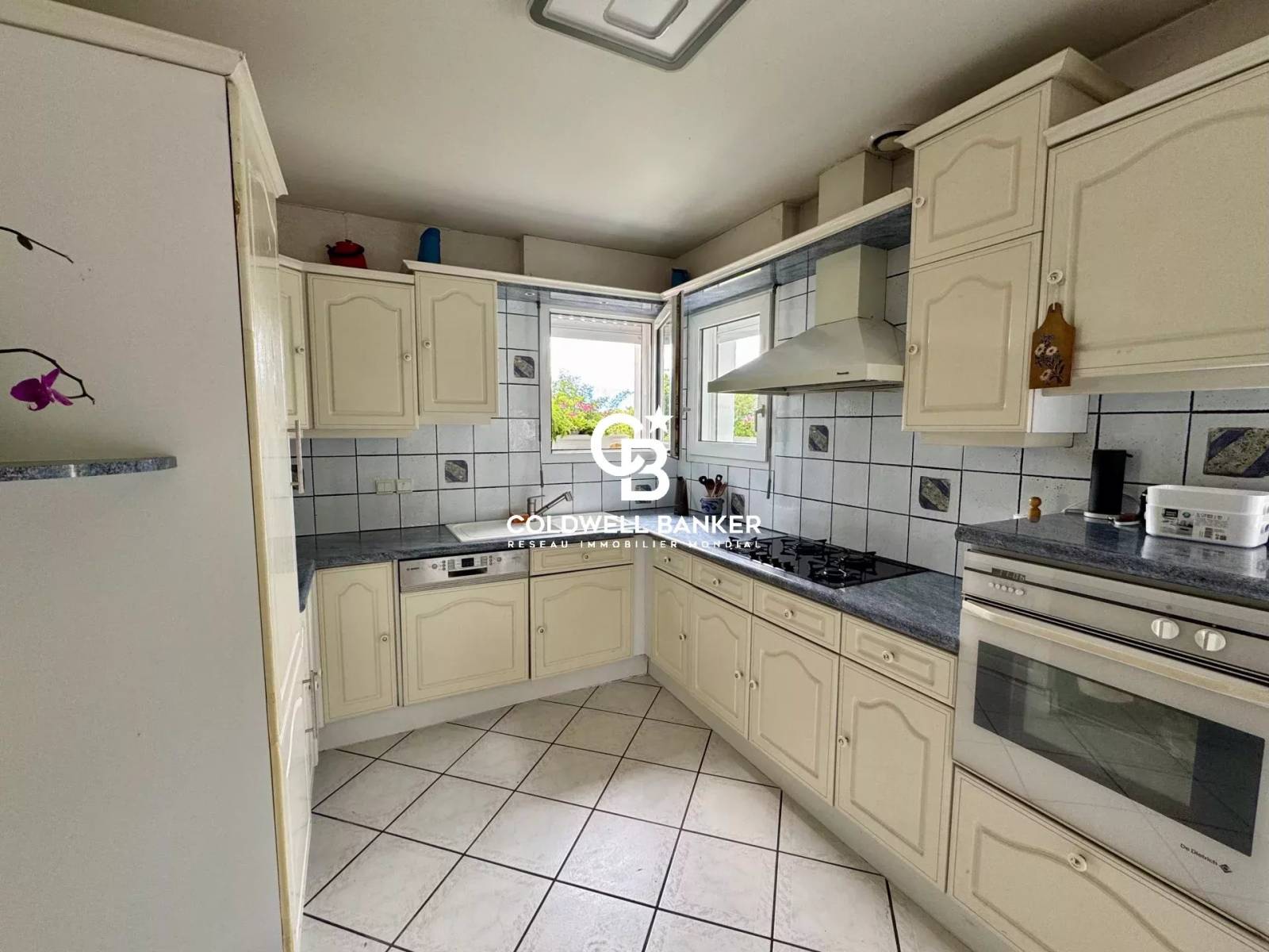 À Vendre:  Maison familiale à vendre de 169 m² avec jacuzzi, jardin arboré et 5 chambres – Vue dégagée à Cranves Sales 74380