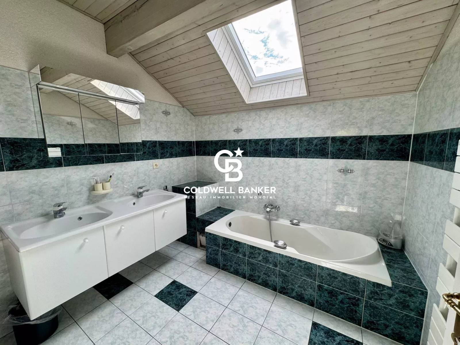 À Vendre:  Maison familiale à vendre de 169 m² avec jacuzzi, jardin arboré et 5 chambres – Vue dégagée à Cranves Sales 74380