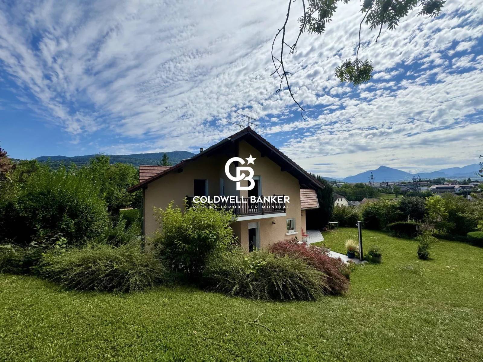 À Vendre:  Maison familiale à vendre de 169 m² avec jacuzzi, jardin arboré et 5 chambres – Vue dégagée à Cranves Sales 74380