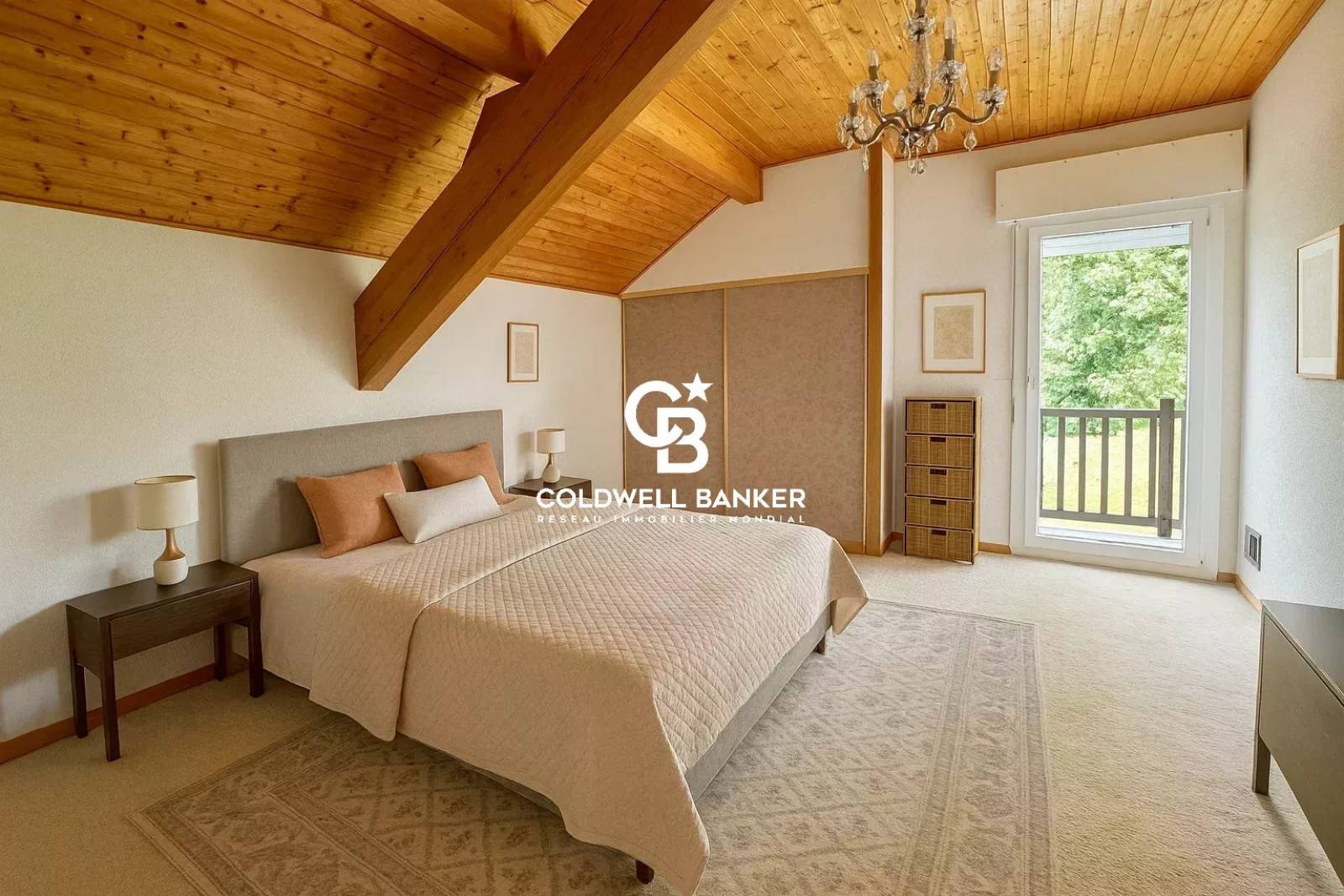 À Vendre:  Maison familiale à vendre de 169 m² avec jacuzzi, jardin arboré et 5 chambres – Vue dégagée à Cranves Sales 74380