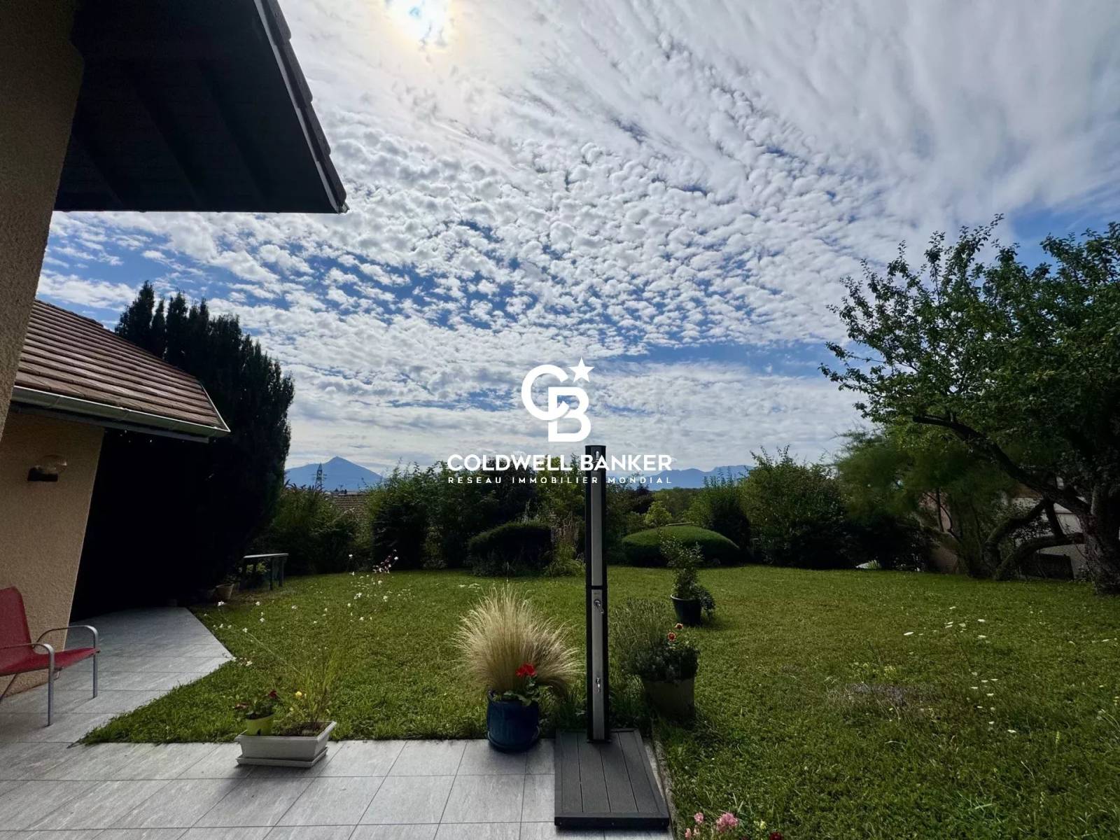 À Vendre:  Maison familiale à vendre de 169 m² avec jacuzzi, jardin arboré et 5 chambres – Vue dégagée à Cranves Sales 74380