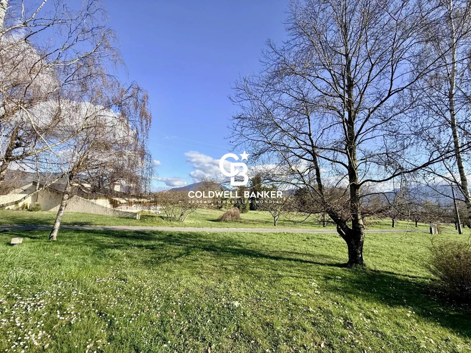 Maison familiale à Fillinges avec grand terrain, vue dégagée et environnement verdoyant 74250