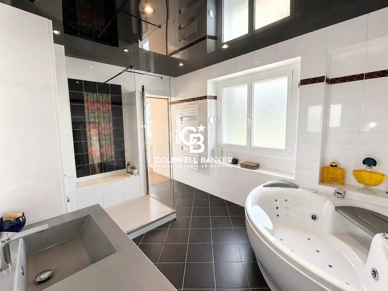 À vendre maison familiale à Annemasse 74100 avec terrain arboré de 1800 m², piscine couverte et accès Tram Genève à pied