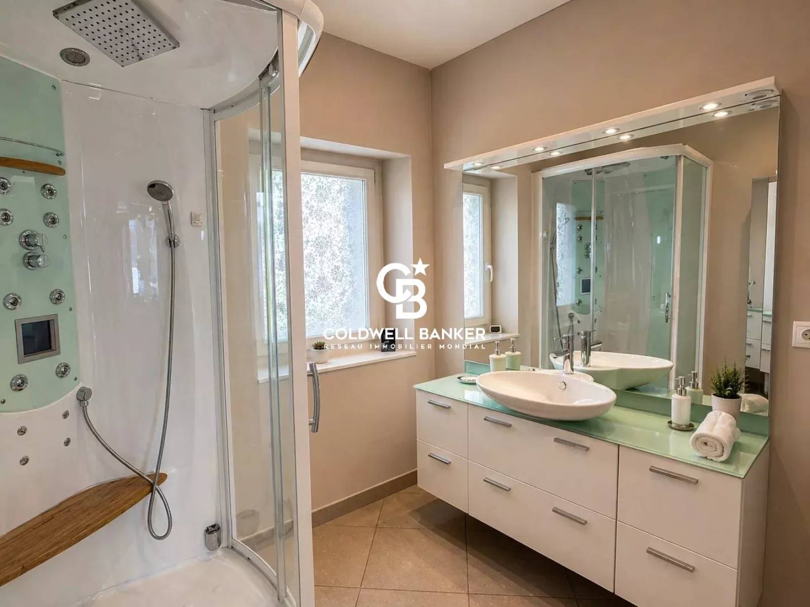 À vendre maison familiale à Annemasse 74100 avec terrain arboré de 1800 m², piscine couverte et accès Tram Genève à pied