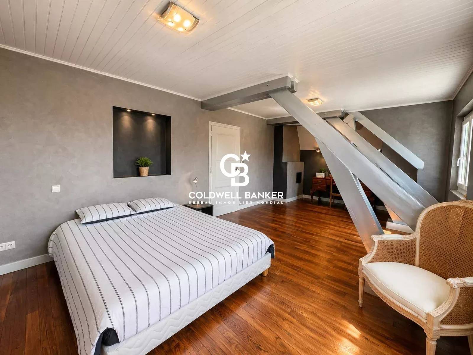 À vendre maison familiale à Annemasse 74100 avec terrain arboré de 1800 m², piscine couverte et accès Tram Genève à pied