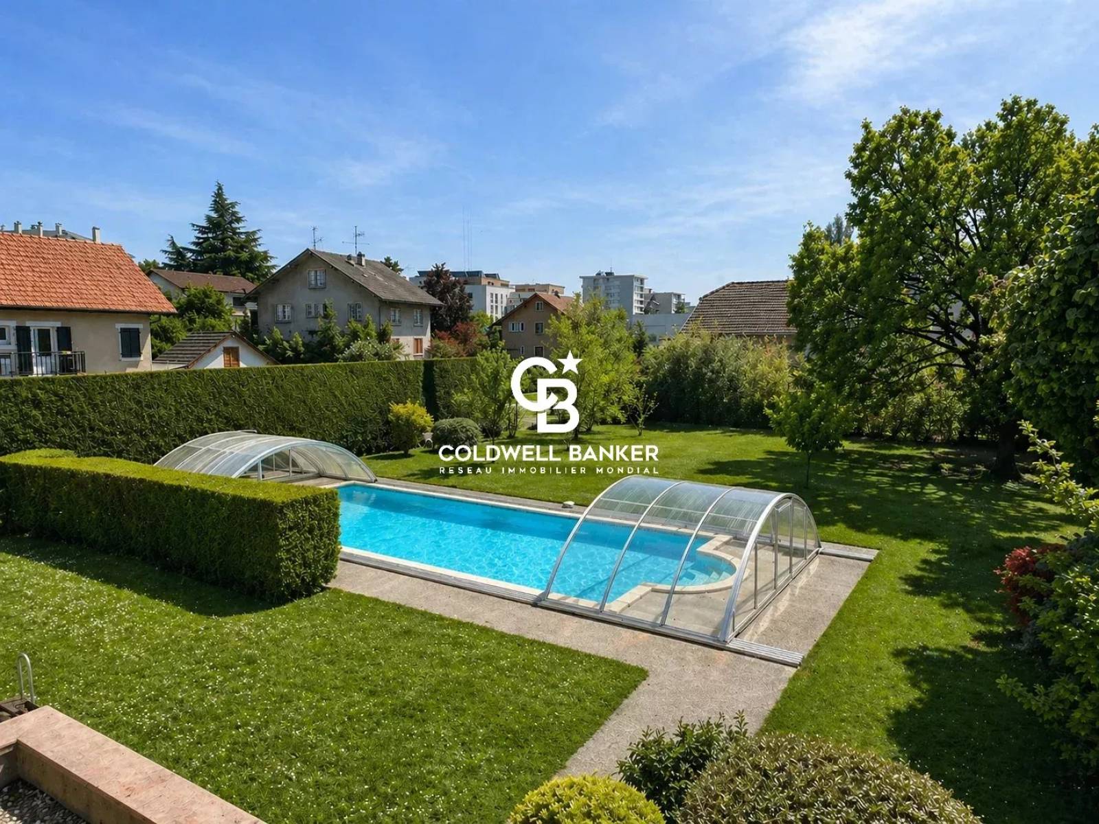 À vendre maison familiale à Annemasse 74100 avec terrain arboré de 1800 m², piscine couverte et accès Tram Genève à pied