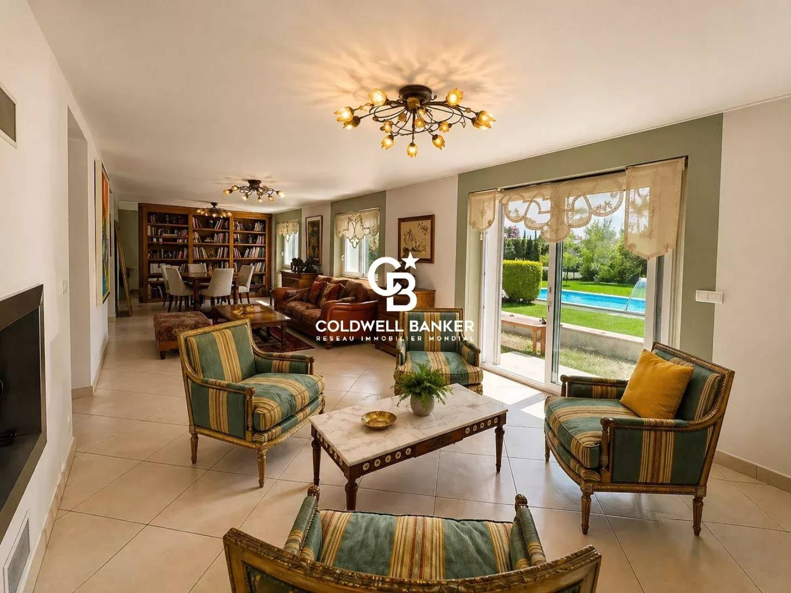 À vendre maison familiale à Annemasse 74100 avec terrain arboré de 1800 m², piscine couverte et accès Tram Genève à pied