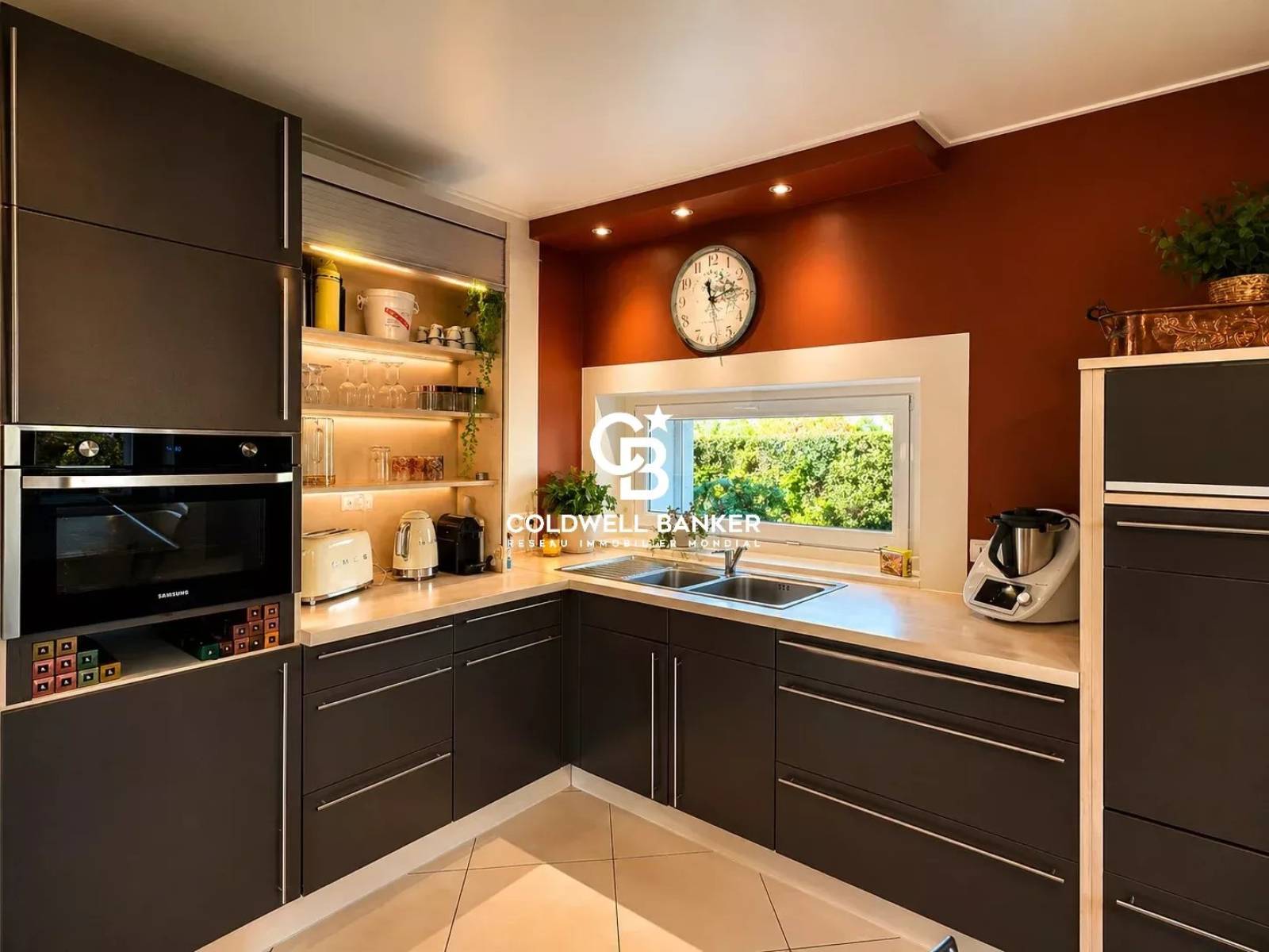À vendre maison familiale à Annemasse 74100 avec terrain arboré de 1800 m², piscine couverte et accès Tram Genève à pied