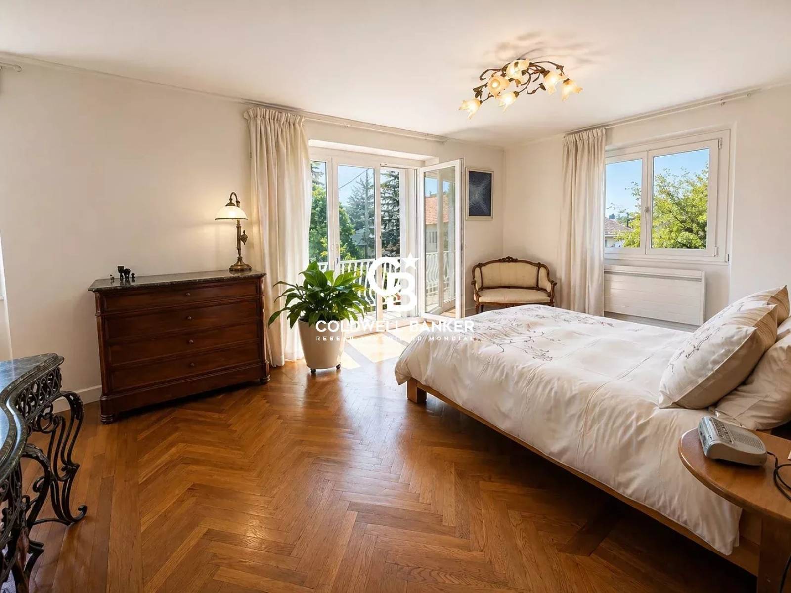 À vendre maison familiale à Annemasse 74100 avec terrain arboré de 1800 m², piscine couverte et accès Tram Genève à pied