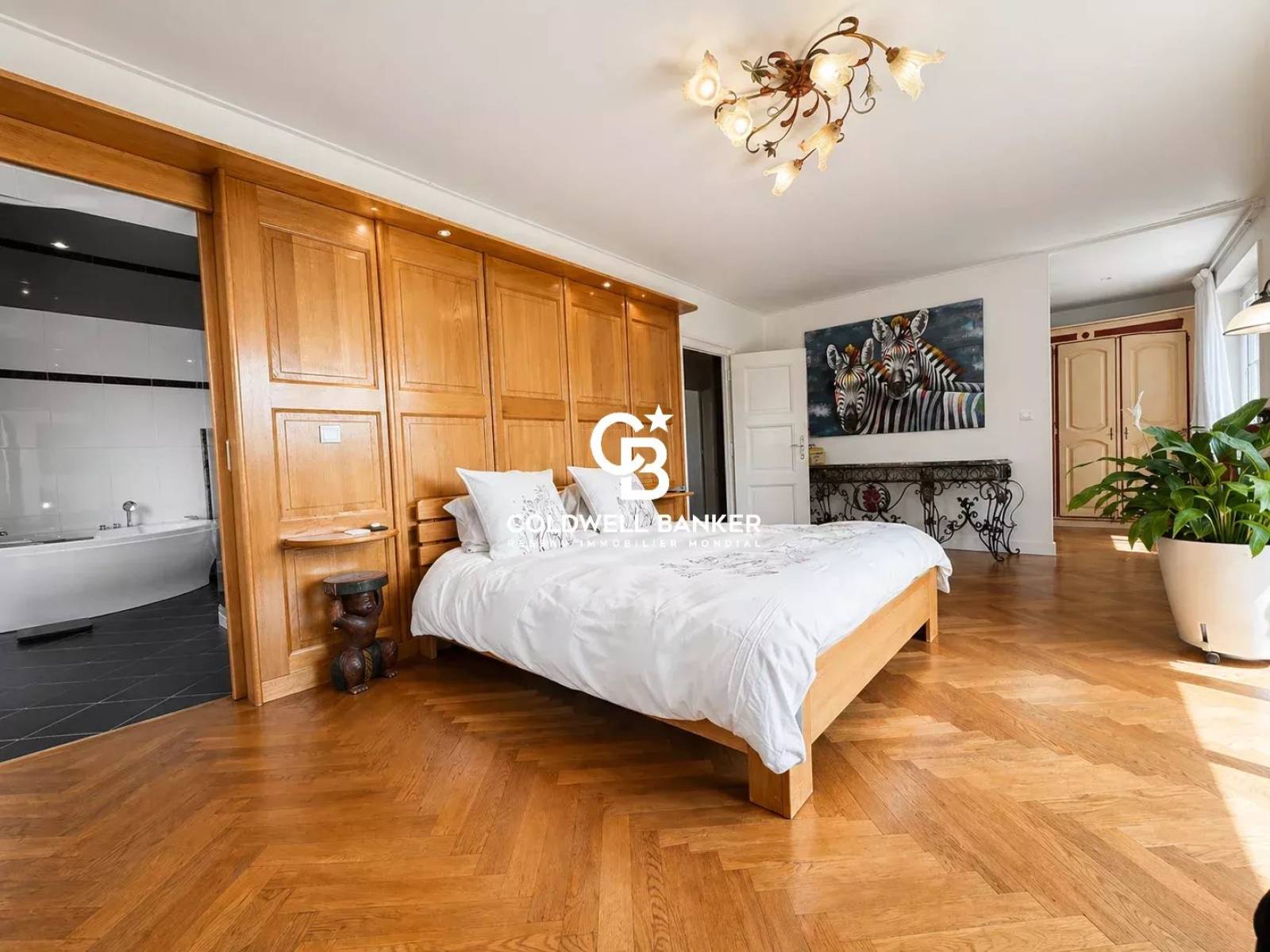 À vendre maison familiale à Annemasse 74100 avec terrain arboré de 1800 m², piscine couverte et accès Tram Genève à pied