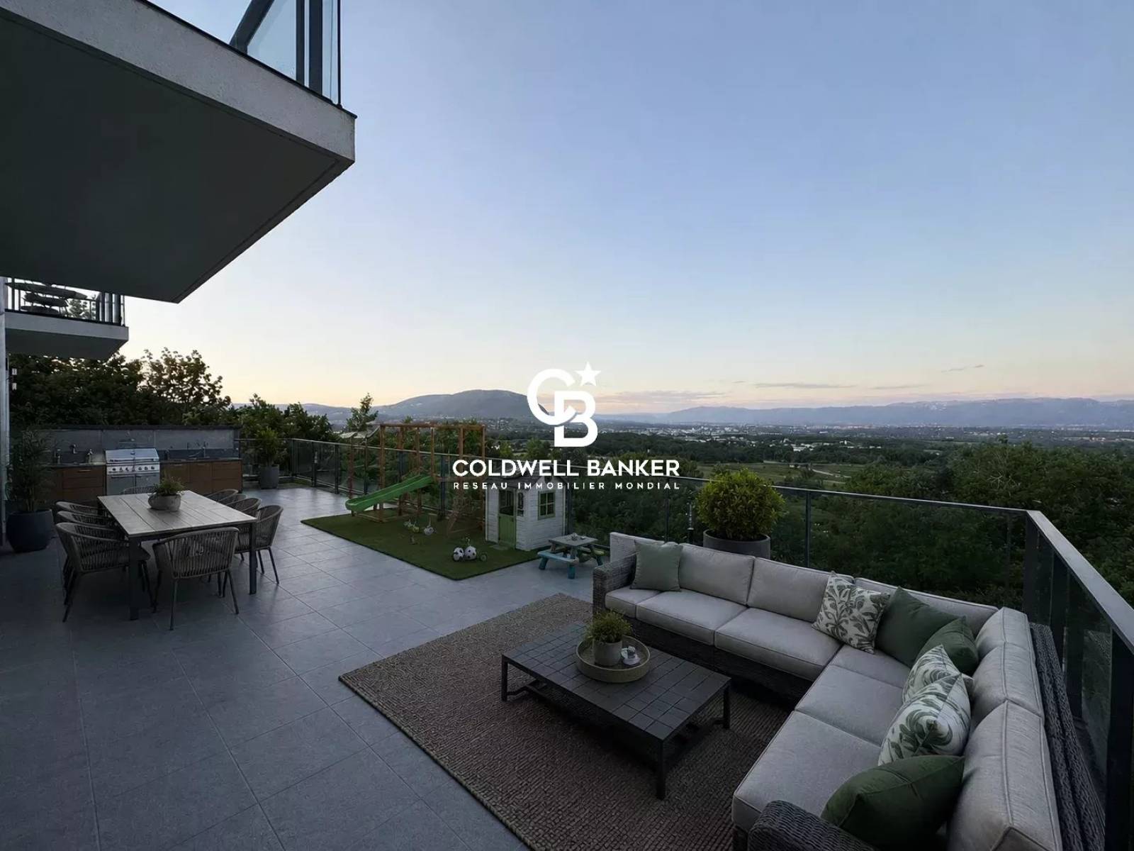 Villa d'architecte à vendre à Cranves-Sales avec piscine et vue panoramique sur le Jet d'Eau