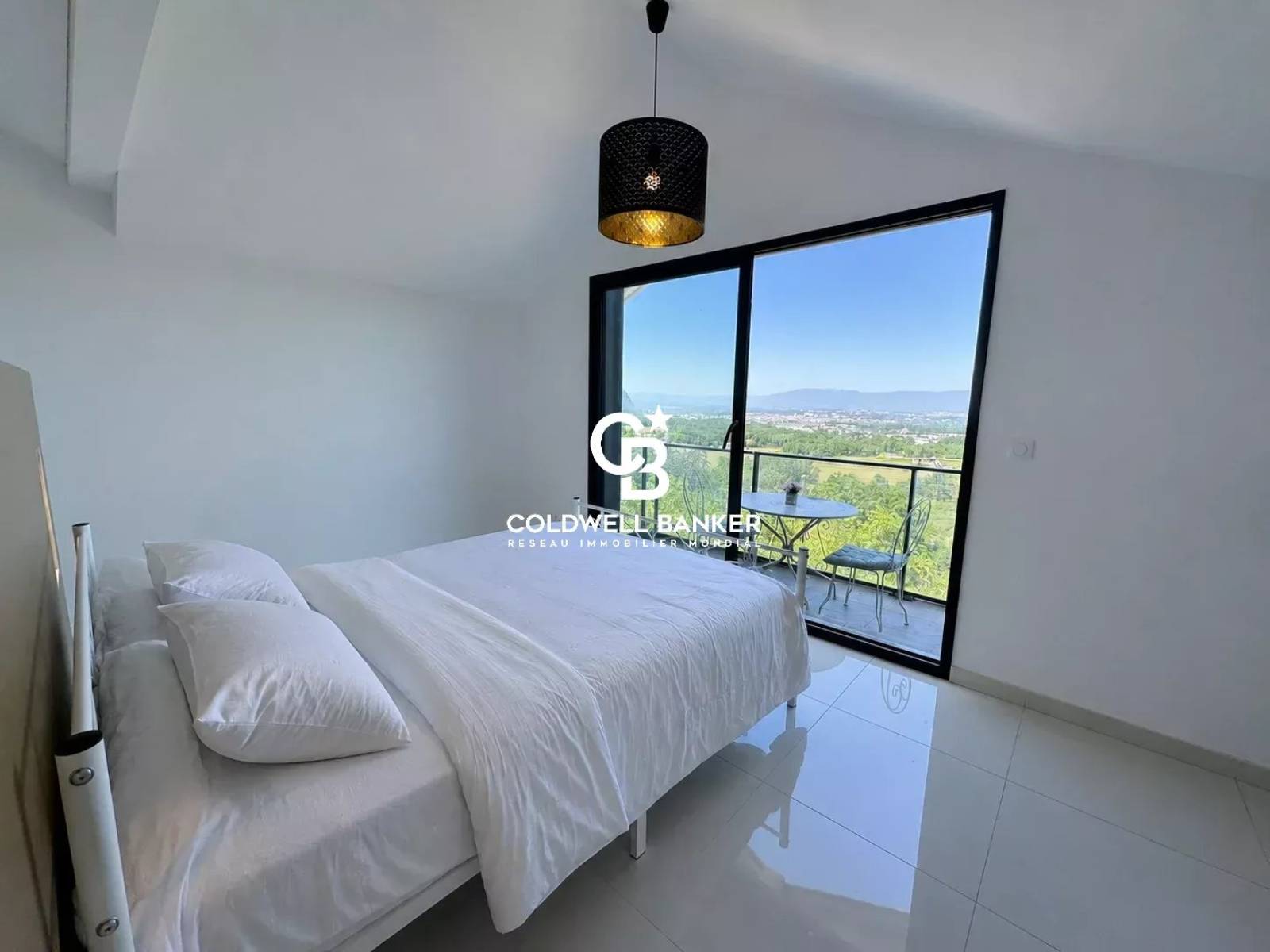 Villa d'architecte à vendre à Cranves-Sales avec piscine et vue panoramique sur le Jet d'Eau
