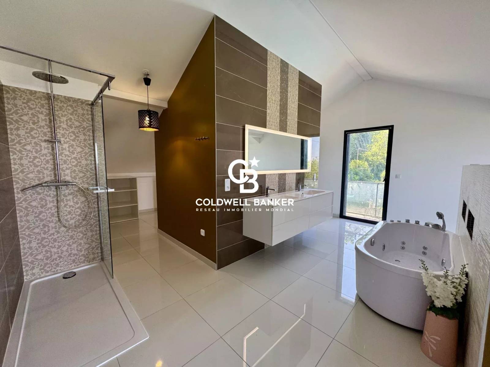 Villa d'architecte à vendre à Cranves-Sales avec piscine et vue panoramique sur le Jet d'Eau