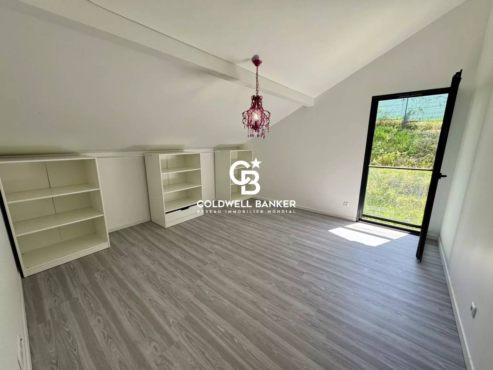 Villa d'architecte à vendre à Cranves-Sales avec piscine et vue panoramique sur le Jet d'Eau