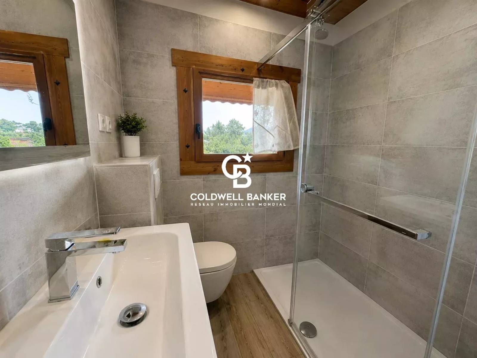 Maison chalet à Vétraz-Monthoux avec piscine chauffée, 5 chambres et jardin arboré