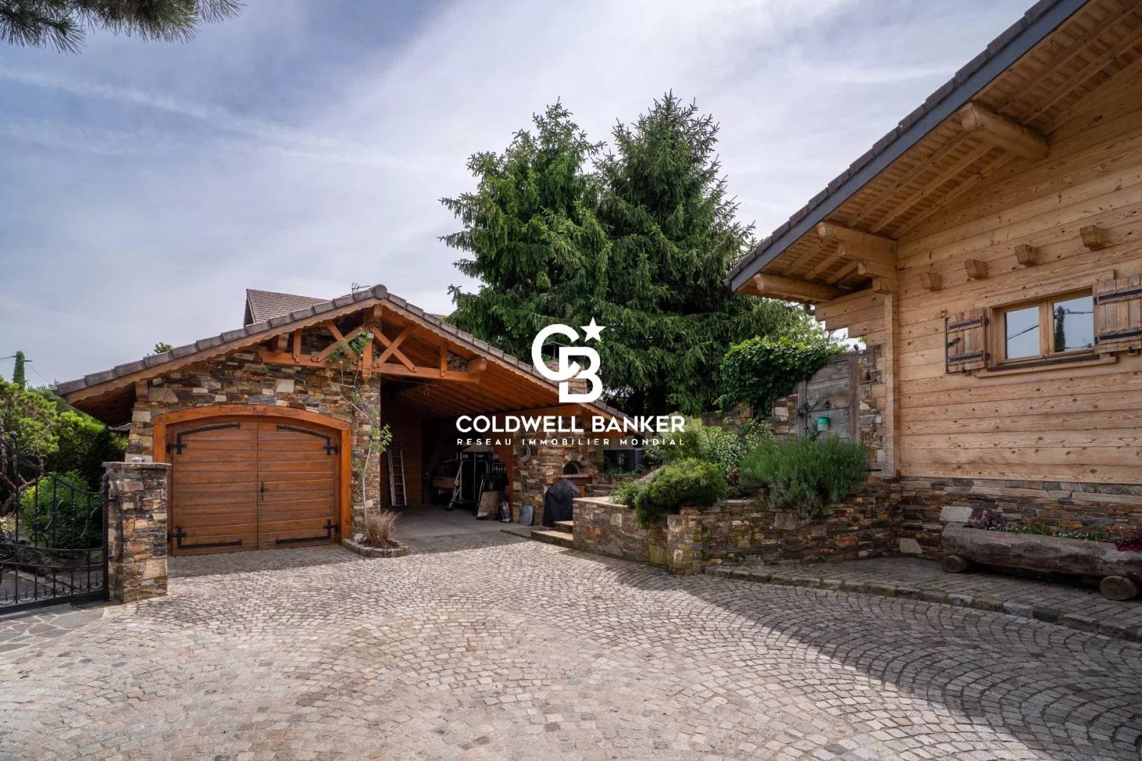 Maison chalet à Vétraz-Monthoux avec piscine chauffée, 5 chambres et jardin arboré