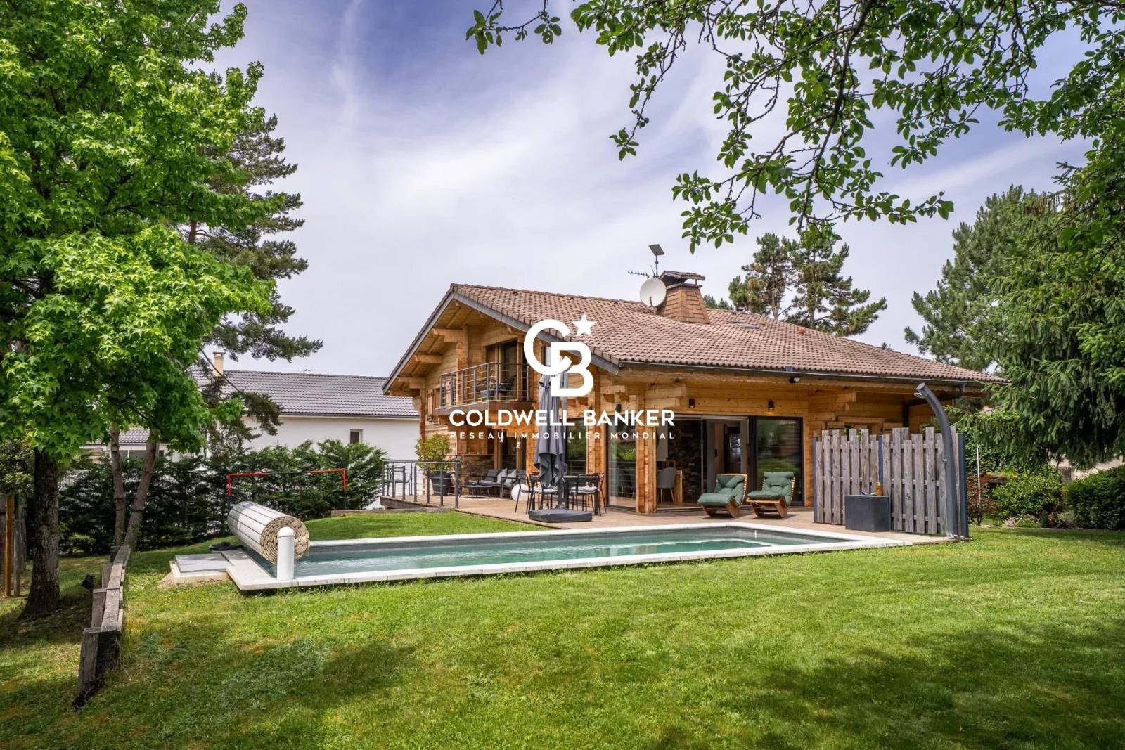 Maison chalet à Vétraz-Monthoux avec piscine chauffée, 5 chambres et jardin arboré