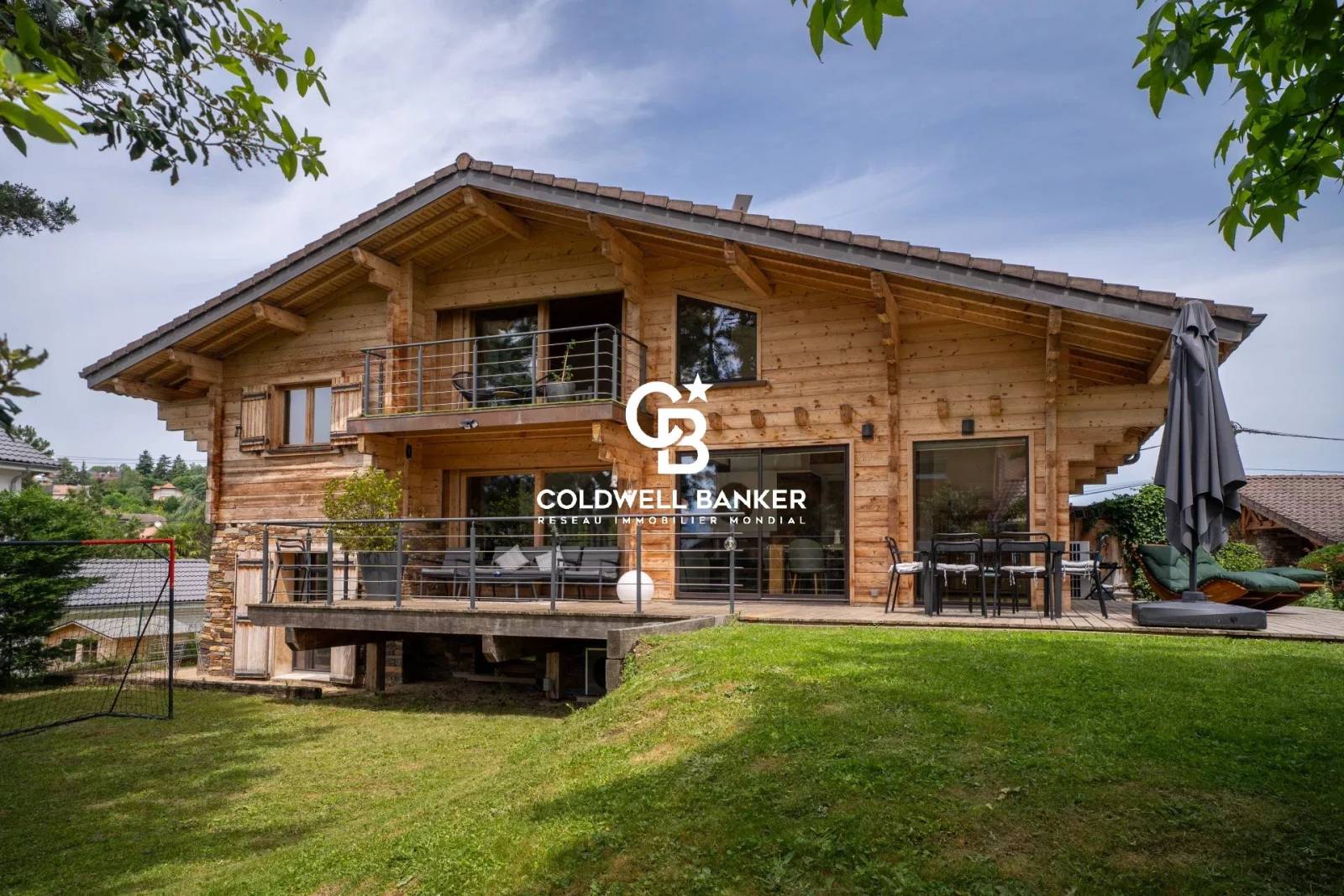 Maison chalet à Vétraz-Monthoux avec piscine chauffée, 5 chambres et jardin arboré