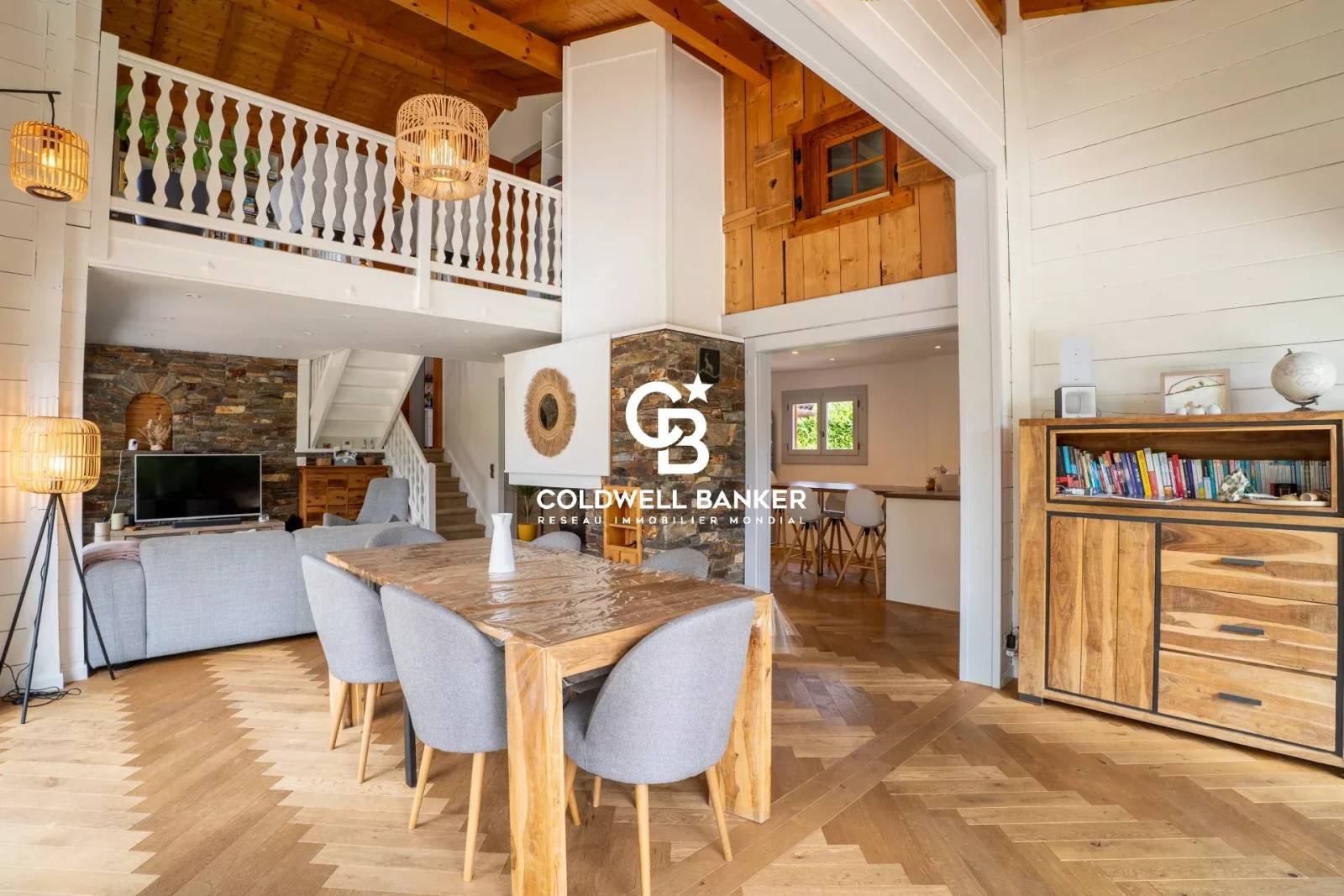 Maison chalet à Vétraz-Monthoux avec piscine chauffée, 5 chambres et jardin arboré