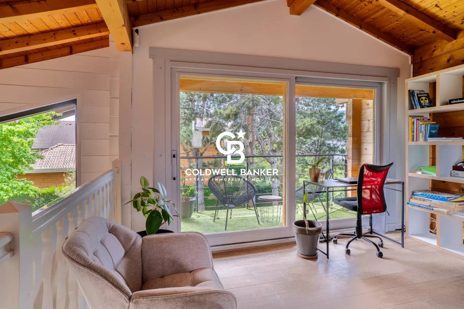 Maison chalet à Vétraz-Monthoux avec piscine chauffée, 5 chambres et jardin arboré
