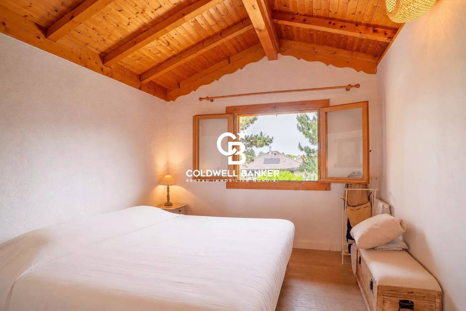 Maison chalet à Vétraz-Monthoux avec piscine chauffée, 5 chambres et jardin arboré