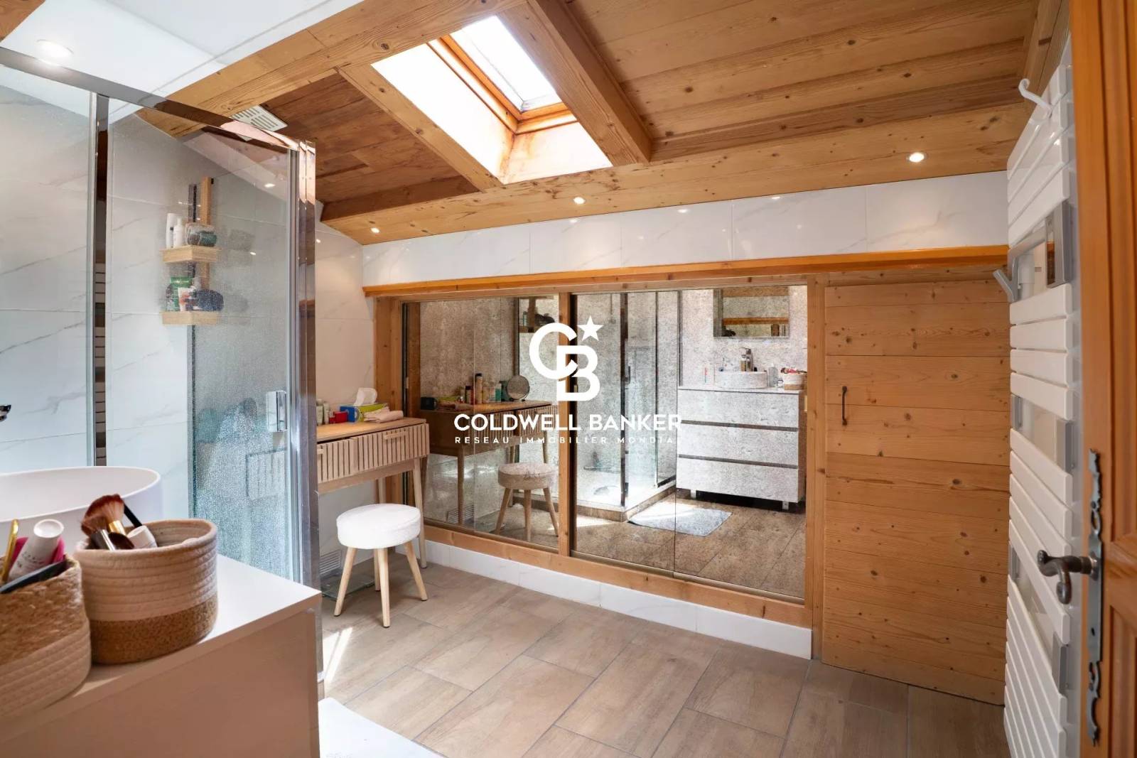 Maison chalet à Vétraz-Monthoux avec piscine chauffée, 5 chambres et jardin arboré