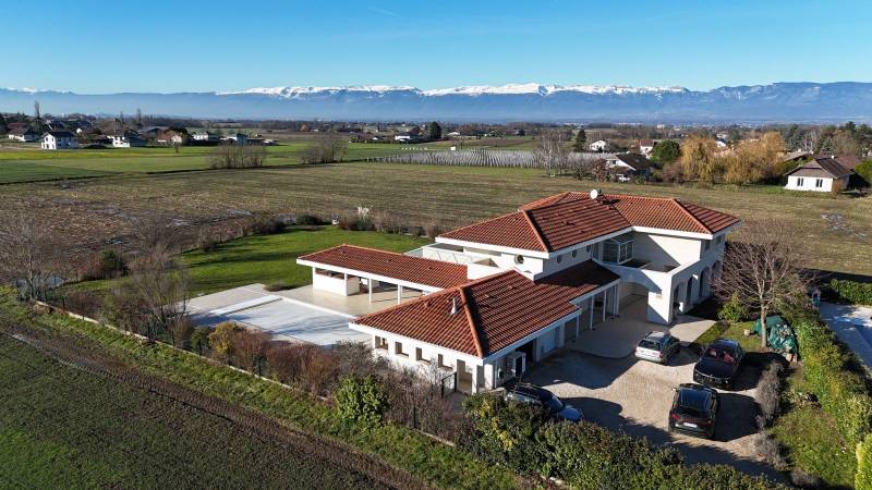 Maison familiale contemporaine avec piscine et vue montagne – Veigy-Foncenex (74140)