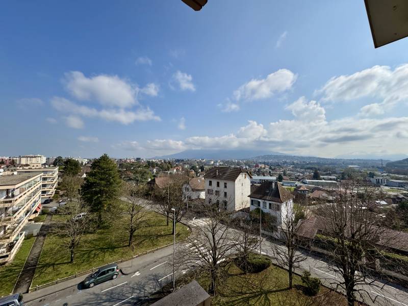 T2 lumineux avec balcon et vue montagnes – Proche Genève